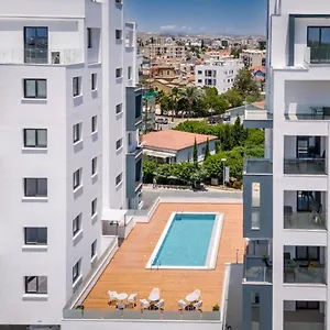Larvella Estia Luxury מלון דירות